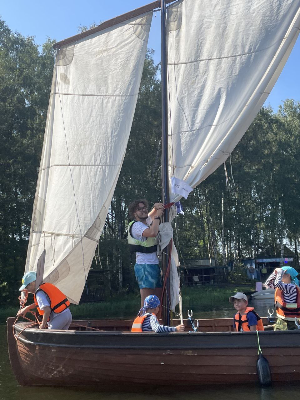 Тренер на парусной тренировке